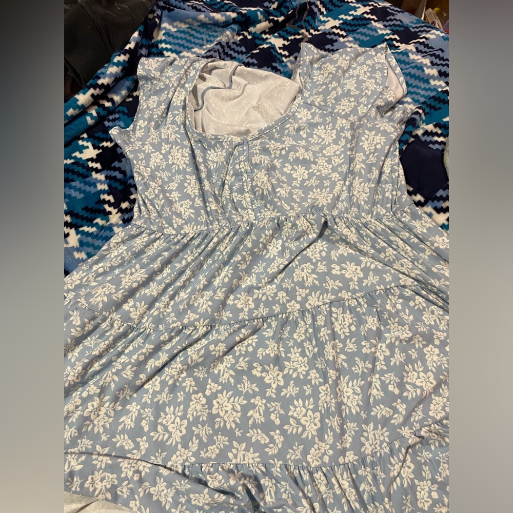 I’m selling this dress because it’s to short on me an I brought from Walmart